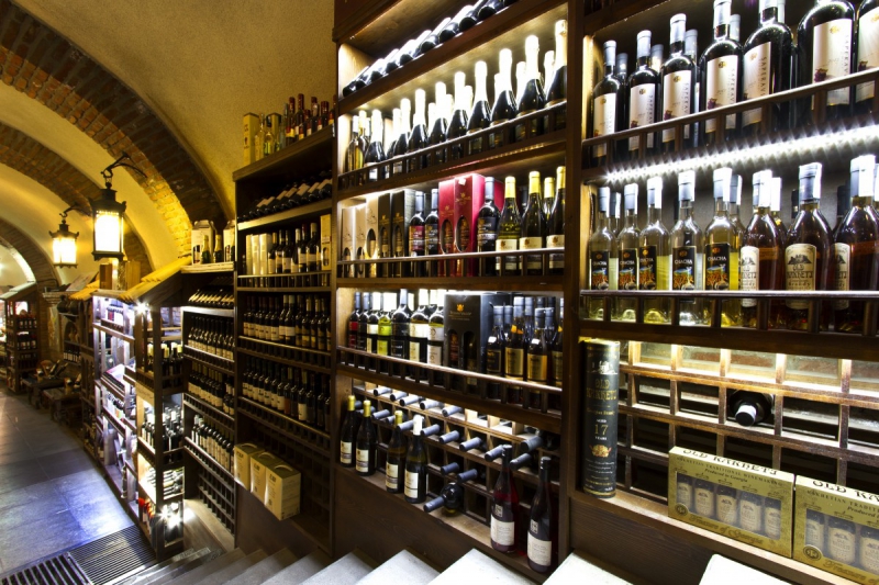 bar-ROQUEBILLIERE-min_world_street_travel_shop_canon_georgia_wine_bottles-429767